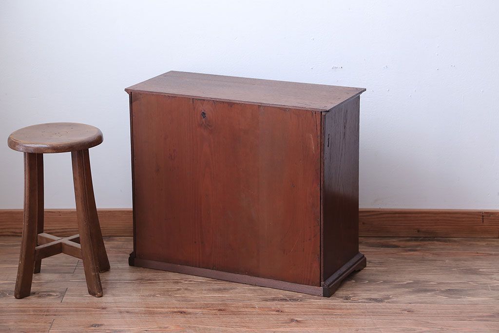 アンティーク家具　古民具・骨董　古い栓材の小ぶりな高級アンティーク収納棚(1)