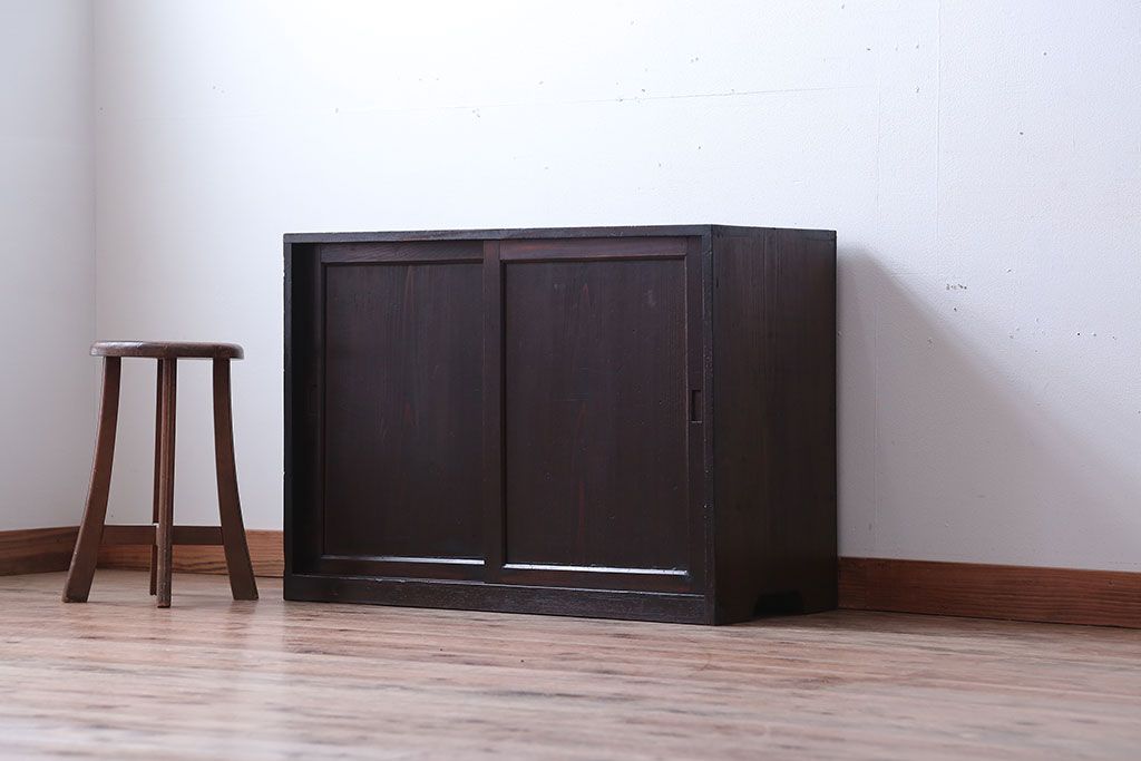 アンティーク家具　古民具・骨董　細かく仕切りがついた和製アンティーク引き戸収納棚