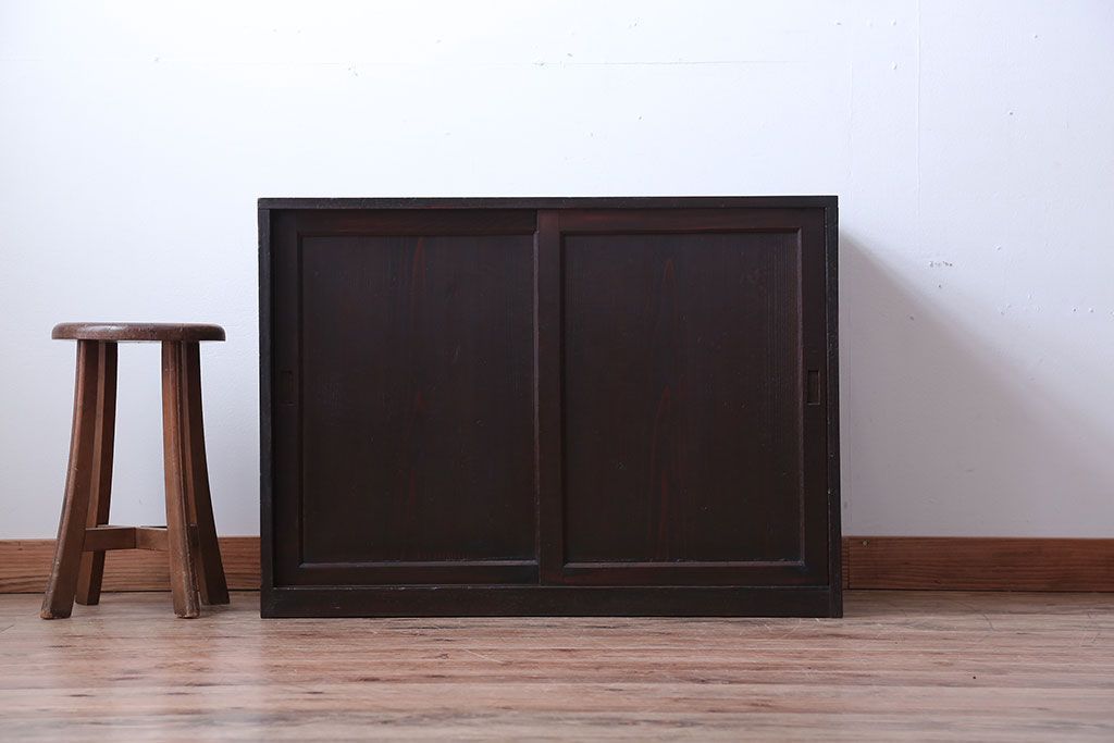 アンティーク家具　古民具・骨董　細かく仕切りがついた和製アンティーク引き戸収納棚