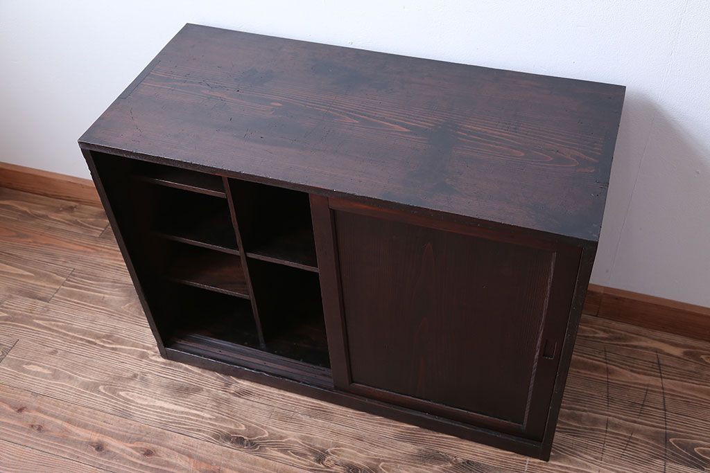 アンティーク家具　古民具・骨董　細かく仕切りがついた和製アンティーク引き戸収納棚