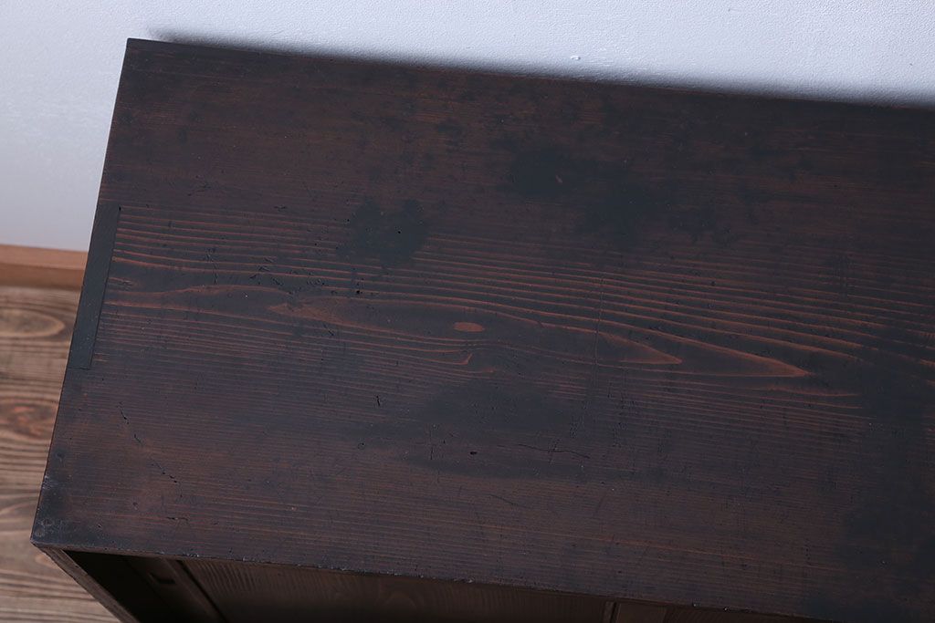 アンティーク家具　古民具・骨董　細かく仕切りがついた和製アンティーク引き戸収納棚