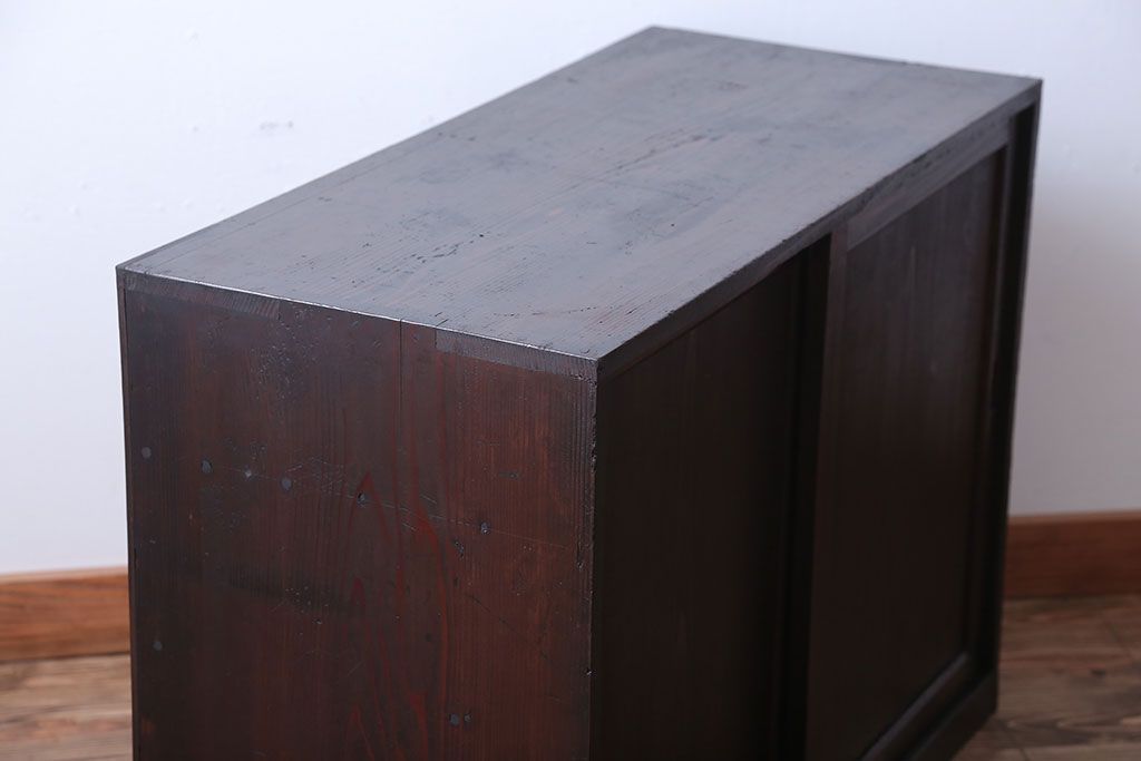 アンティーク家具　古民具・骨董　細かく仕切りがついた和製アンティーク引き戸収納棚