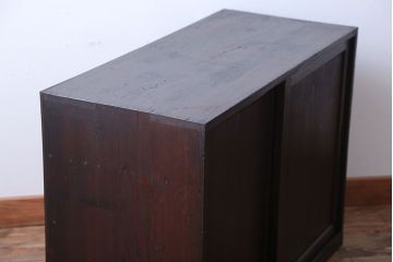 アンティーク家具　古民具・骨董　細かく仕切りがついた和製アンティーク引き戸収納棚