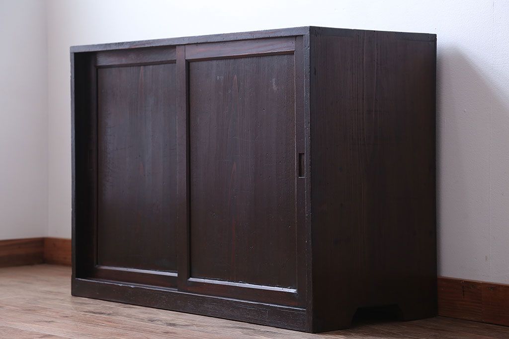 アンティーク家具　古民具・骨董　細かく仕切りがついた和製アンティーク引き戸収納棚