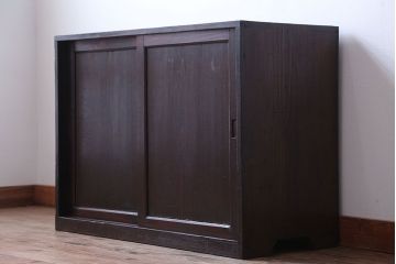 アンティーク家具　古民具・骨董　細かく仕切りがついた和製アンティーク引き戸収納棚