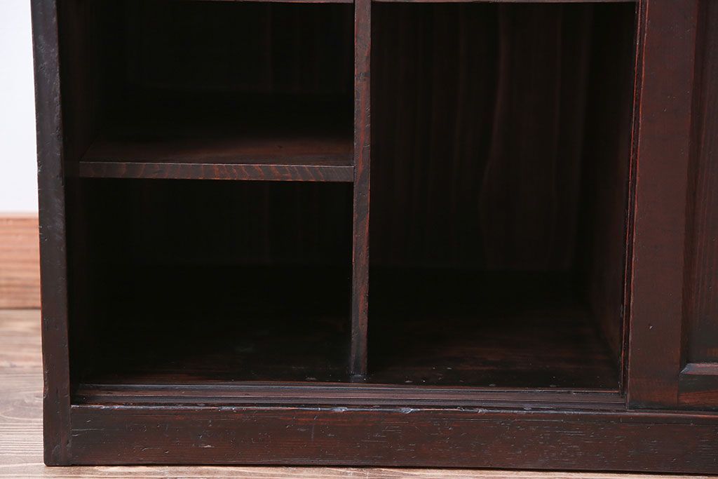 アンティーク家具　古民具・骨董　細かく仕切りがついた和製アンティーク引き戸収納棚