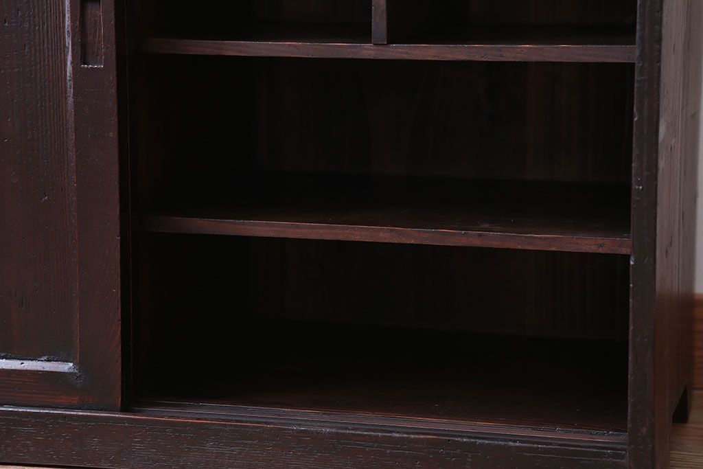 アンティーク家具　古民具・骨董　細かく仕切りがついた和製アンティーク引き戸収納棚