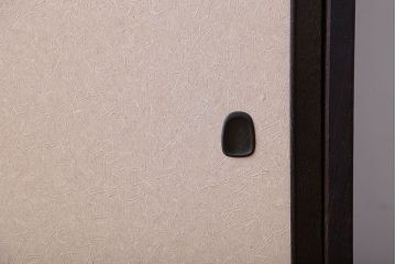 アンティーク家具　古民具・骨董　高級品!古い栗材の和風な引き戸付き飾り棚