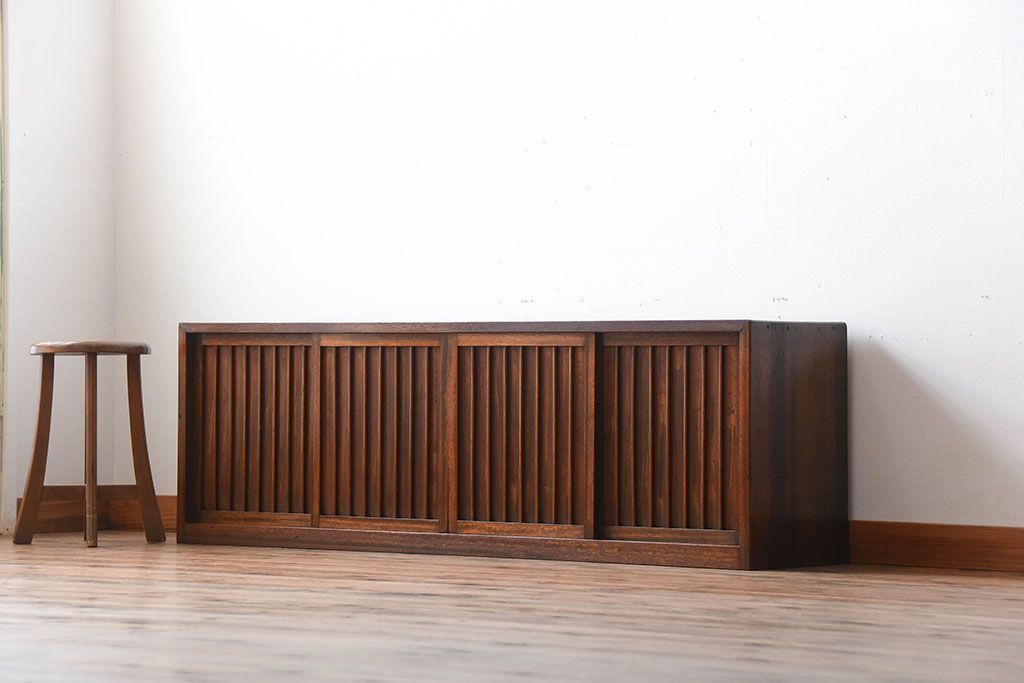 アンティーク家具　和製アンティーク　古い木の縦桟4枚引き戸ローボード