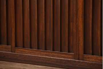 アンティーク家具　和製アンティーク　古い木の縦桟4枚引き戸ローボード