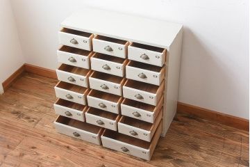 アンティーク家具　アンティークペイント　ネームプレート付き!おしゃれな17杯ドロワー