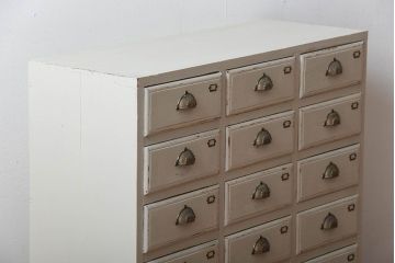 アンティーク家具　アンティークペイント　ネームプレート付き!おしゃれな17杯ドロワー