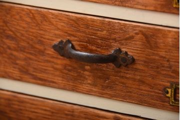 アンティーク家具　和製アンティーク　ネームプレート付き!古いナラ材のペイント小引き出し