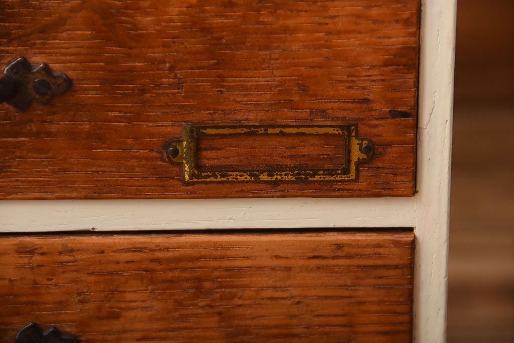 アンティーク家具　和製アンティーク　ネームプレート付き!古いナラ材のペイント小引き出し