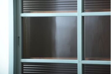 アンティーク家具　アンティーク　モールガラス入り!背のたかいペイント収納棚