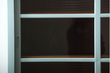 アンティーク家具　アンティーク　モールガラス入り!背のたかいペイント収納棚