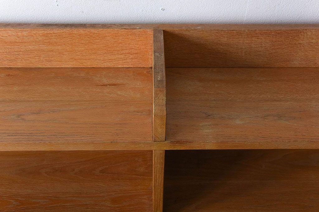 レトロ家具　昭和レトロ　厚手の古いナラ材が使用された大きな本棚