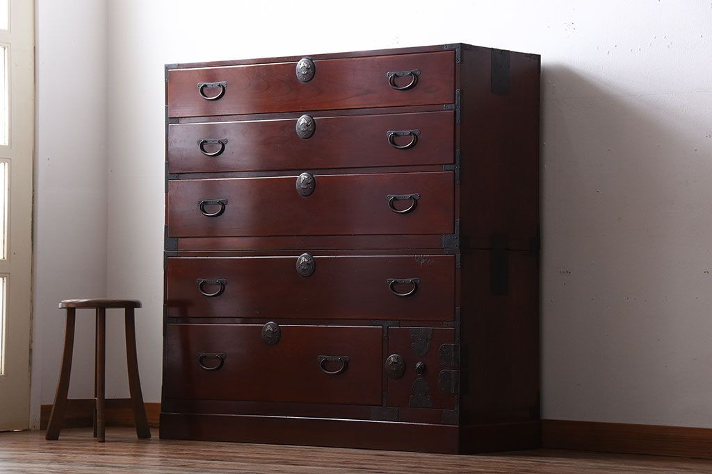 アンティーク家具　和製アンティーク　五丁引き　前面欅材!金具の上品な重ね衣装箪笥