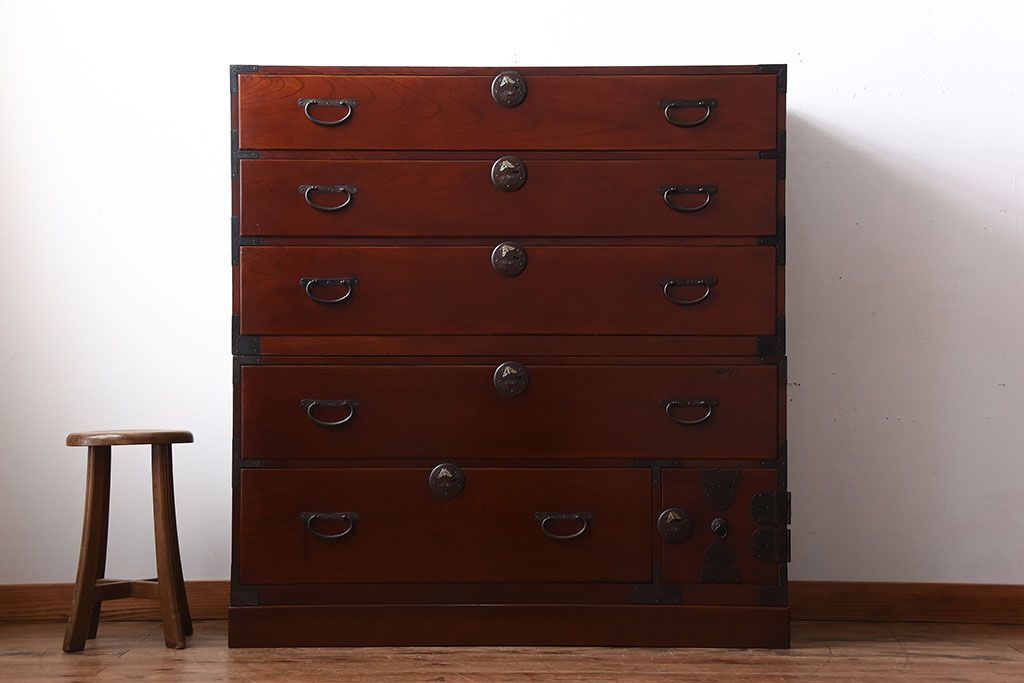 アンティーク家具　和製アンティーク　五丁引き　前面欅材!金具の上品な重ね衣装箪笥