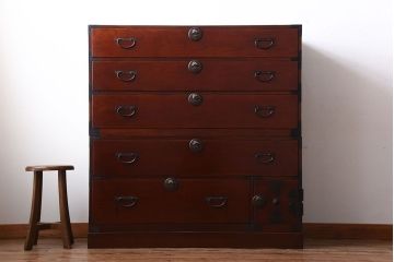 アンティーク家具　和製アンティーク　五丁引き　前面欅材!金具の上品な重ね衣装箪笥