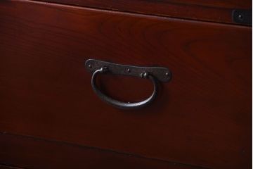 アンティーク家具　和製アンティーク　五丁引き　前面欅材!金具の上品な重ね衣装箪笥