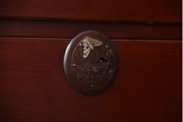 アンティーク家具　和製アンティーク　五丁引き　前面欅材!金具の上品な重ね衣装箪笥