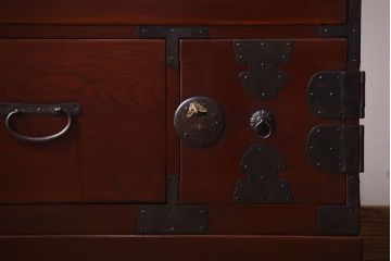 アンティーク家具　和製アンティーク　五丁引き　前面欅材!金具の上品な重ね衣装箪笥