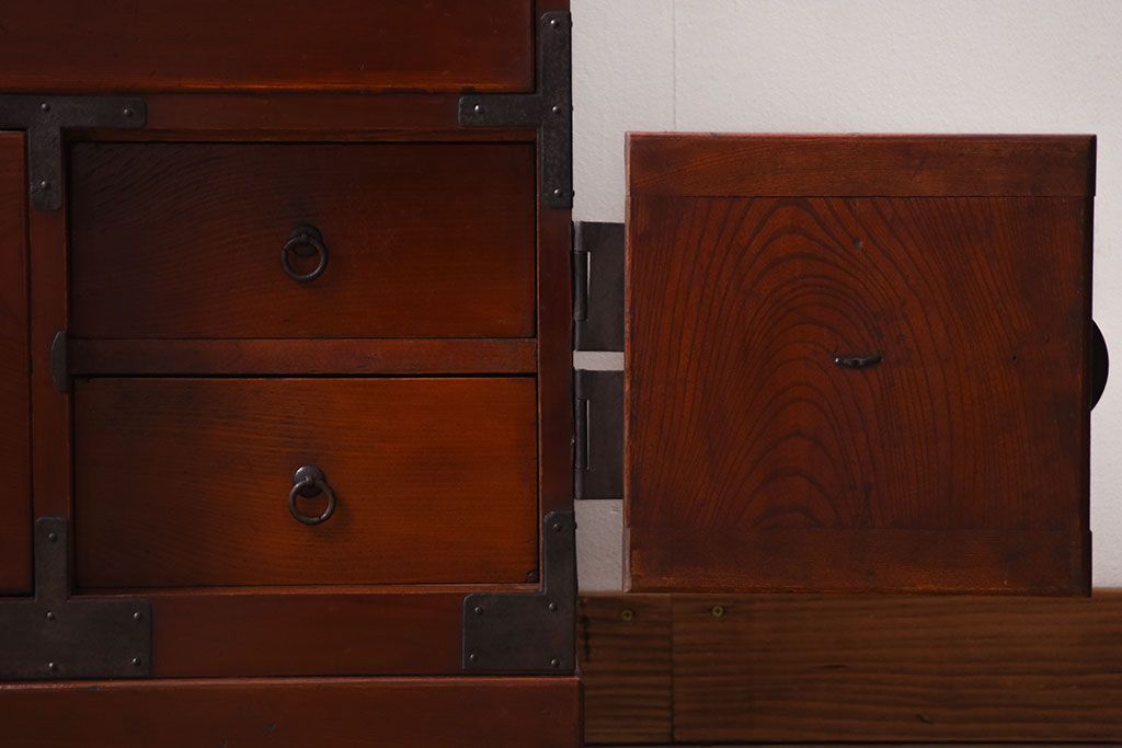 アンティーク家具　和製アンティーク　五丁引き　前面欅材!金具の上品な重ね衣装箪笥
