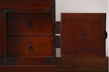アンティーク家具　和製アンティーク　五丁引き　前面欅材!金具の上品な重ね衣装箪笥