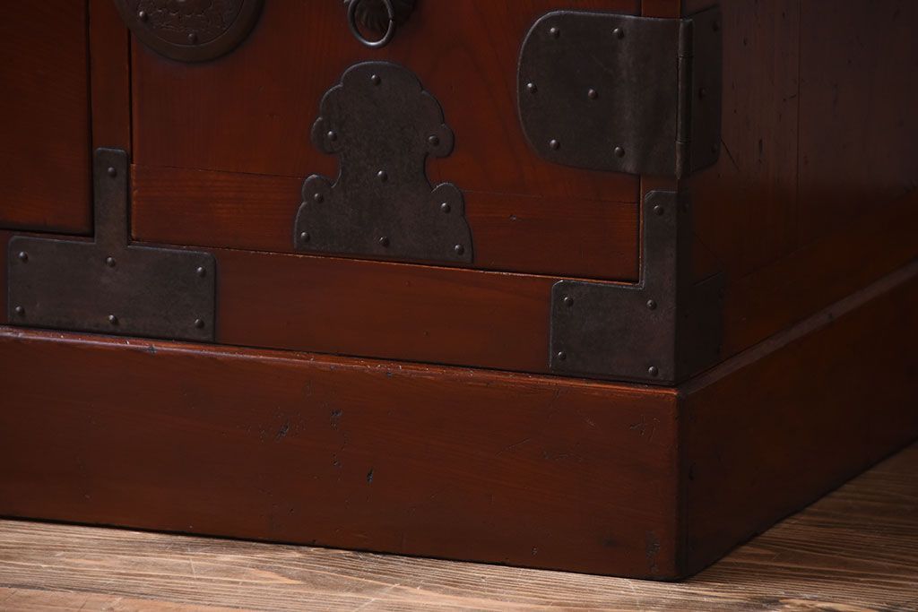 アンティーク家具　和製アンティーク　五丁引き　前面欅材!金具の上品な重ね衣装箪笥