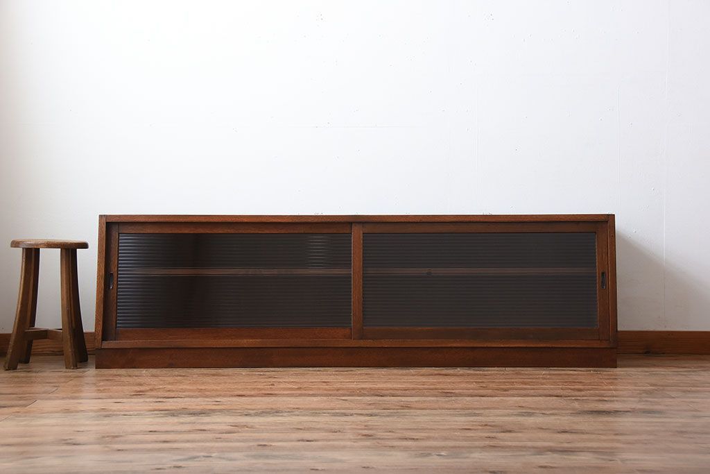 アンティーク家具　アンティーク　台形型がおしゃれ!モールガラス引き戸付き古い木のテレビボード(ローボード)