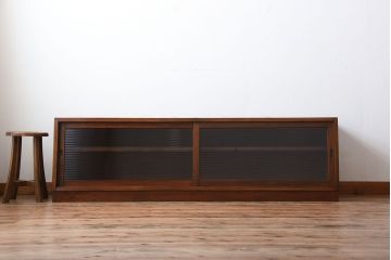 アンティーク家具　アンティーク　台形型がおしゃれ!モールガラス引き戸付き古い木のテレビボード(ローボード)