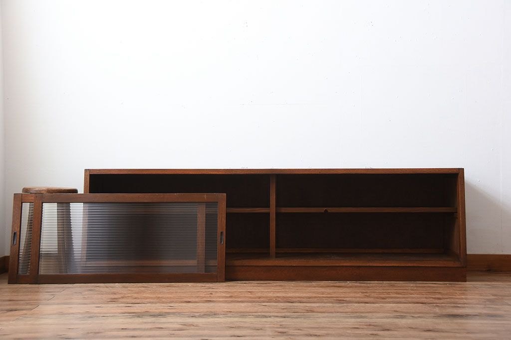 アンティーク家具　アンティーク　台形型がおしゃれ!モールガラス引き戸付き古い木のテレビボード(ローボード)