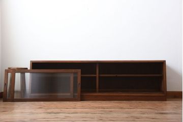 アンティーク家具　アンティーク　台形型がおしゃれ!モールガラス引き戸付き古い木のテレビボード(ローボード)