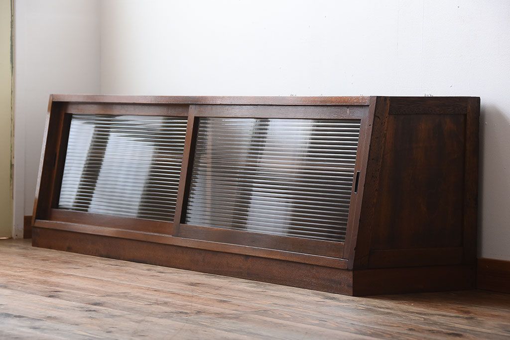 アンティーク家具　アンティーク　台形型がおしゃれ!モールガラス引き戸付き古い木のテレビボード(ローボード)