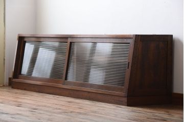 アンティーク家具　アンティーク　台形型がおしゃれ!モールガラス引き戸付き古い木のテレビボード(ローボード)