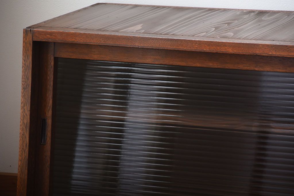 アンティーク家具　アンティーク　台形型がおしゃれ!モールガラス引き戸付き古い木のテレビボード(ローボード)