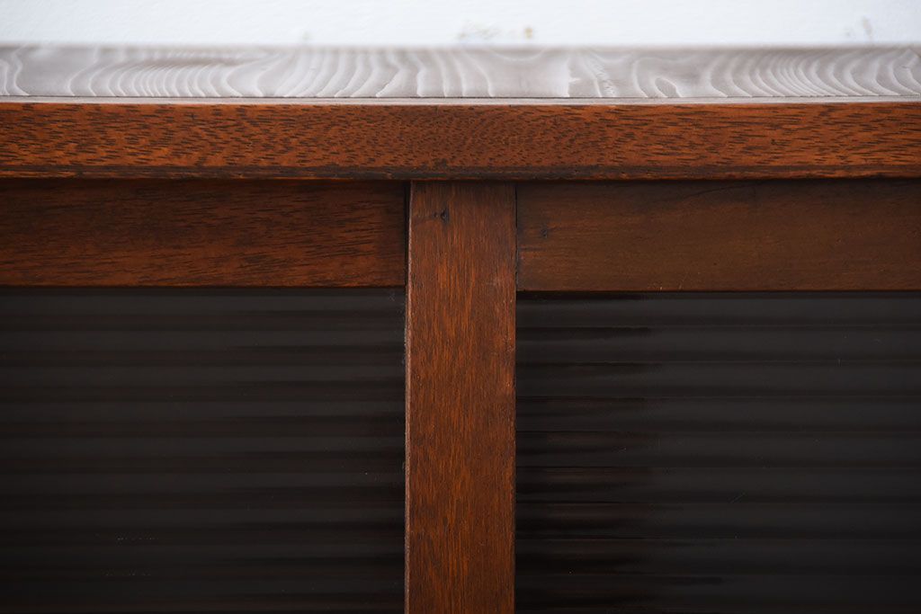 アンティーク家具　アンティーク　台形型がおしゃれ!モールガラス引き戸付き古い木のテレビボード(ローボード)