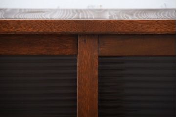 アンティーク家具　アンティーク　台形型がおしゃれ!モールガラス引き戸付き古い木のテレビボード(ローボード)