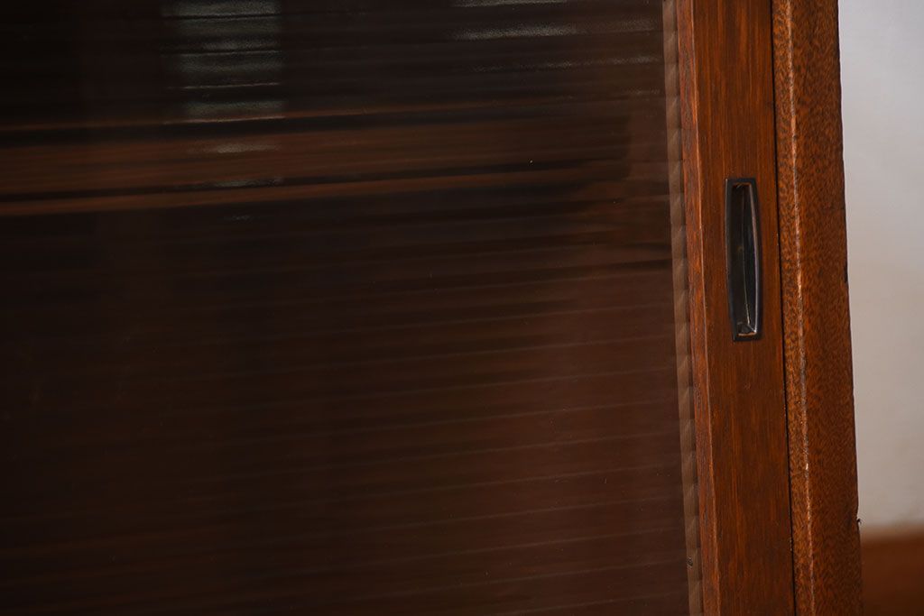 アンティーク家具　アンティーク　台形型がおしゃれ!モールガラス引き戸付き古い木のテレビボード(ローボード)