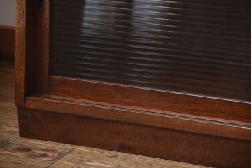 アンティーク家具　アンティーク　台形型がおしゃれ!モールガラス引き戸付き古い木のテレビボード(ローボード)