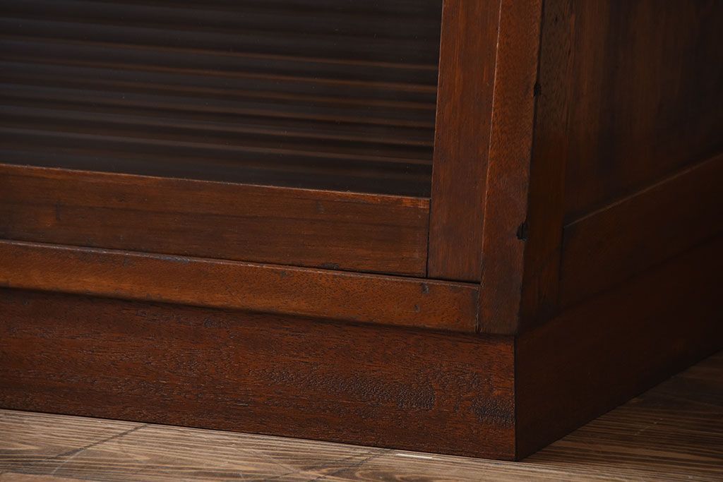 アンティーク家具　アンティーク　台形型がおしゃれ!モールガラス引き戸付き古い木のテレビボード(ローボード)