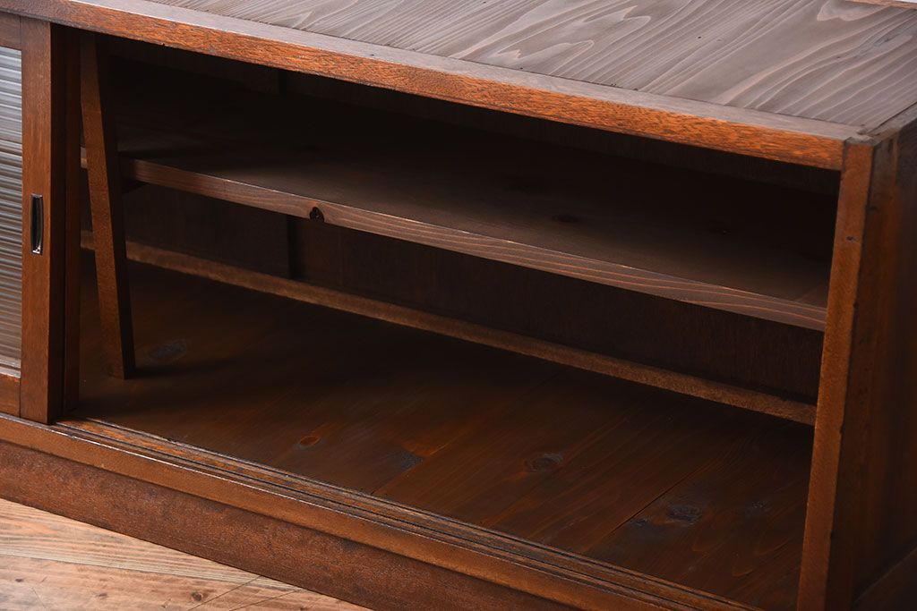 アンティーク家具　アンティーク　台形型がおしゃれ!モールガラス引き戸付き古い木のテレビボード(ローボード)