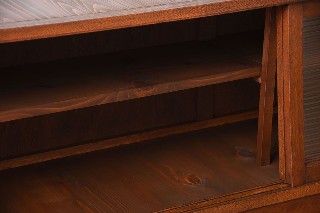 アンティーク家具　アンティーク　台形型がおしゃれ!モールガラス引き戸付き古い木のテレビボード(ローボード)