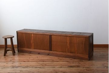 アンティーク家具　アンティーク　台形型がおしゃれ!モールガラス引き戸付き古い木のテレビボード(ローボード)