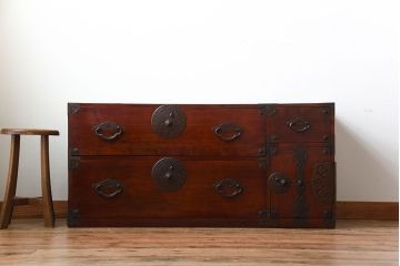 アンティーク家具　古民具・骨董　前面栗材!桜の金具がかわいいアンティーク米沢箪笥ローボード(1)