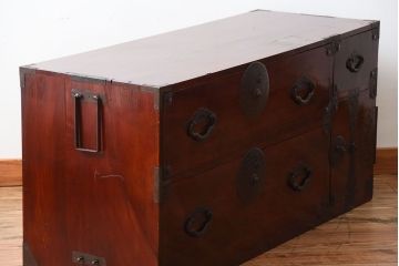 アンティーク家具　古民具・骨董　前面栗材!桜の金具がかわいいアンティーク米沢箪笥ローボード(1)