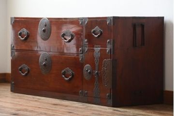 アンティーク家具　古民具・骨董　前面栗材!桜の金具がかわいいアンティーク米沢箪笥ローボード(1)