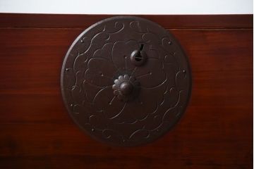 アンティーク家具　古民具・骨董　前面栗材!桜の金具がかわいいアンティーク米沢箪笥ローボード(1)