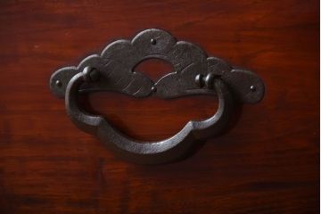 アンティーク家具　古民具・骨董　前面栗材!桜の金具がかわいいアンティーク米沢箪笥ローボード(1)